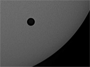 Transit de Vénus devant le Soleil le 8 juin 2004 Photo Alain DE LA TORRE Telescope KEPLER Newton 200/1000 sur monture équatoriale motorisé et webcam